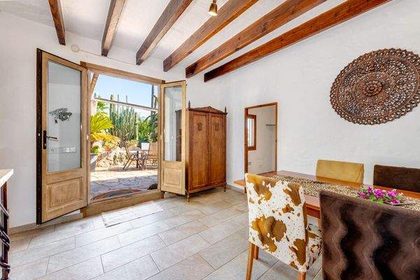 Essbereich mit Holzbalkendecke