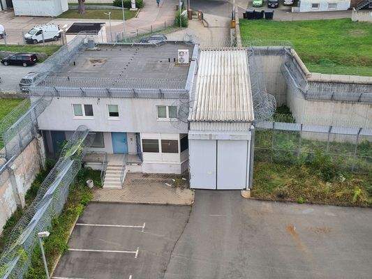 Eingang mit Fahrzeugschleuse