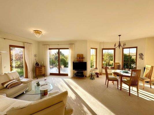 großes und helles Wohnzimmer