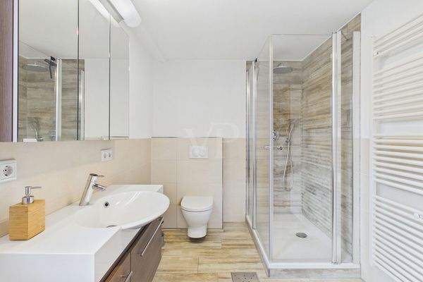 modernes Badezimmer im Souterrain