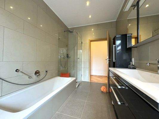 Tageslichtbad mit Dusche und Wanne ...