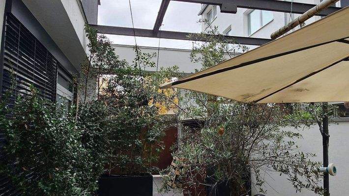 Kleine Terrasse mit Zugang PKW Stellplatz.jpg