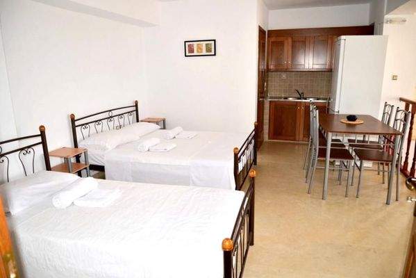 Kreta, Margarites: Renoviertes Steinhaus im Dorf zu verkaufen