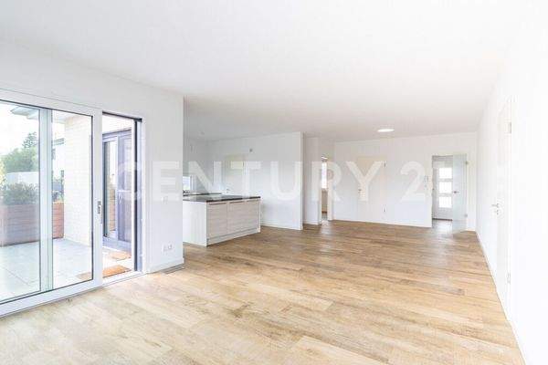 Große Fenster mit Schiebetüren sorgen für viel Tageslicht