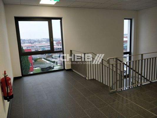 Treppenhaus mit Aufzug