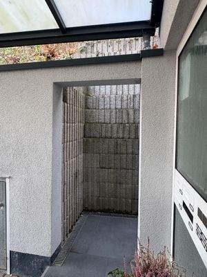 Eingang mit Glasüberdachung
