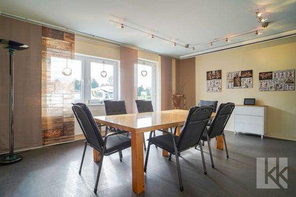 Lichtdurchflutetes Esszimmer mit viel Platz