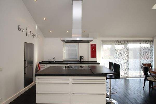 KÜHL-/GEFRIERKOMBINATION, IN DER WAND EINGEBAUT (li.)