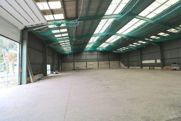 Halle Westseite mit großem Tor