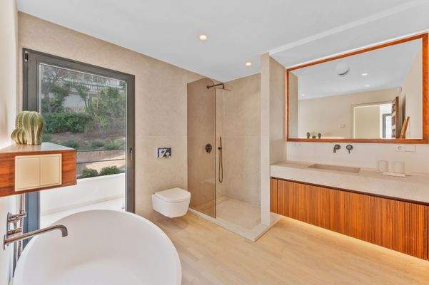 3rd Bathroom in villa in Costa d_en Blanes 2