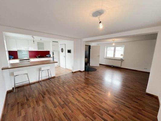 Wohn- und Esszimmer mit Blick zur Küche