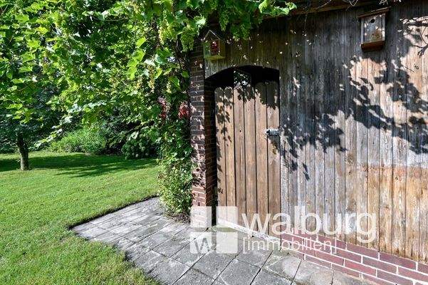 31 Schuppen an der Garage