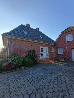 Seitenansicht mit Nebengebäude