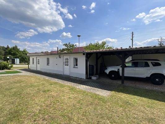 Nebengebäude mit Carport