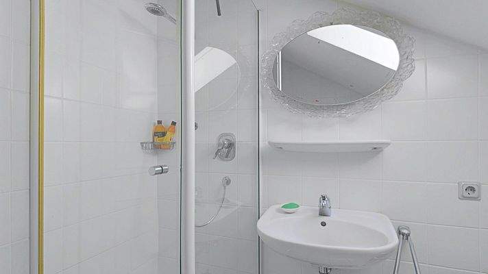 OG - Badezimmer mit Dusche