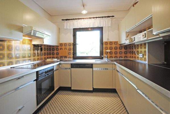 Küche mit Durchreiche zum Esszimmer