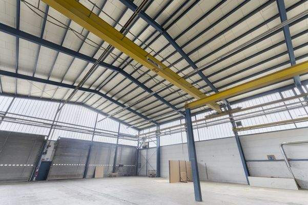Südliche Halle mit 5 t Hallenkran und acht Rolltoren