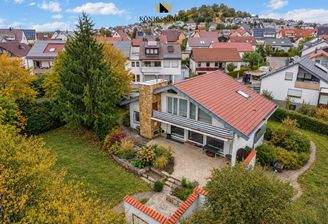 Ihr neues Zuhause aus der Vogelperspektive – großzügig eingebettet in ein weitläufiges Grundstück. KI