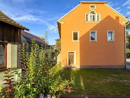 Südwestgiebel mit Parkfläche