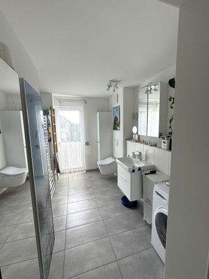 Bad mit großer bodentiefer Dusche