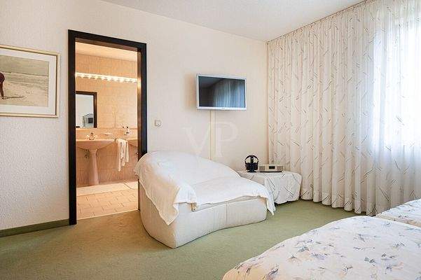 Zimmer 1 mit Blick ins Bad