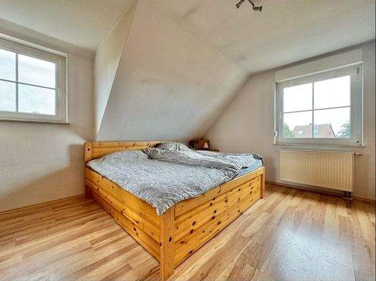 Geräumiges Schlafzimmer (DG)