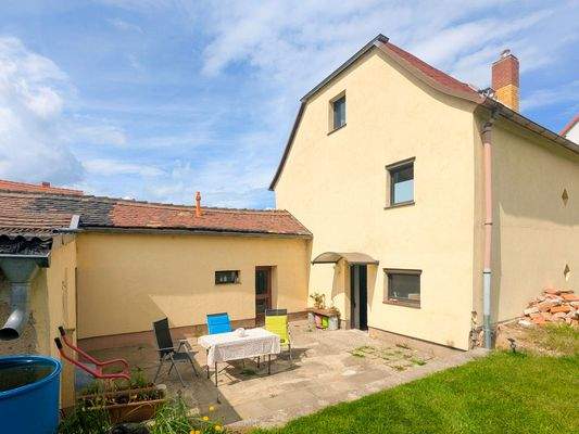 Haus mit Nebengelassen