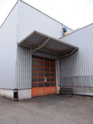 Sektionaltor mit Überdachung 