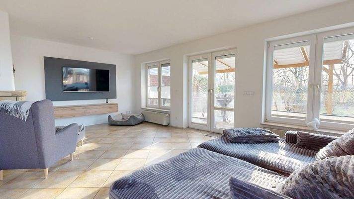 Wohnzimmer mit Zugang zur Terrasse