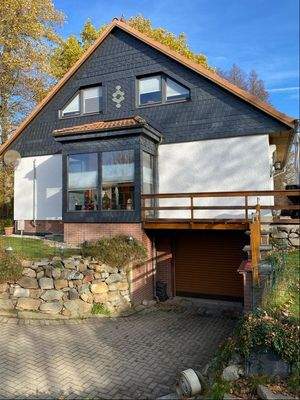 Südwestansicht mit Garagenzufahrt