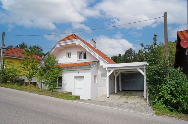 Hausansicht mit Carport