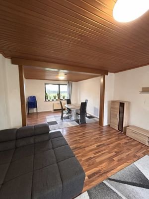 Wohnzimmer mit Blick ins Esszimmer 