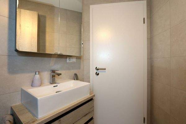 Waschtisch mit Unterschrank