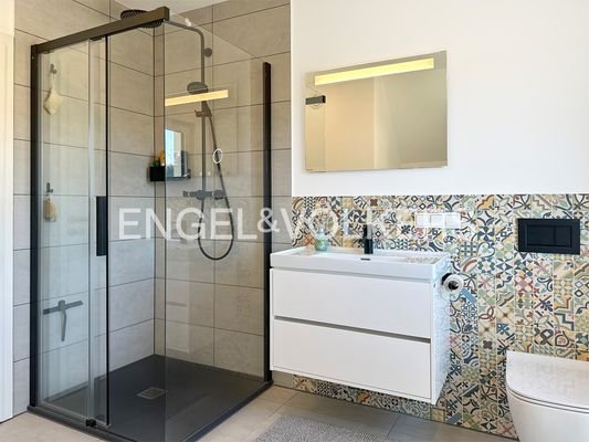 Tageslichtbad mit Dusche und Wanne im OG
