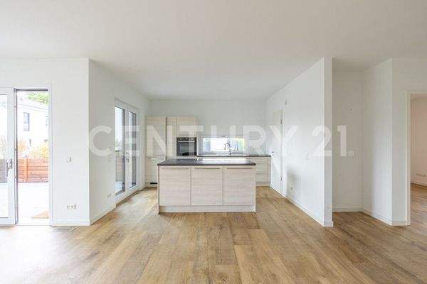 Voll ausgestattete Einbauküche mit Kochinsel