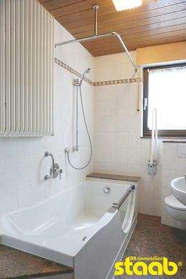 Tageslichtbad mit Wanne