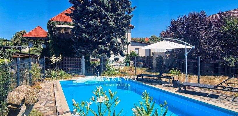 Pool mit Liegeplätzen 