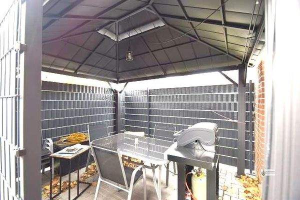 überdachte Terrasse mit Sichtschutzzaun