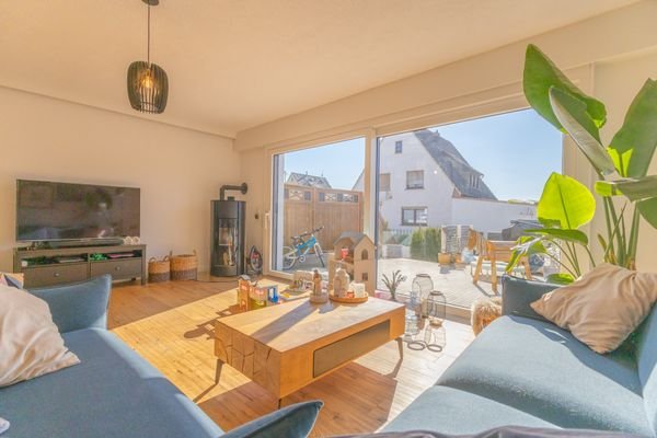 Wohn-Esszi. m. Parkettfußb. u. Zugang zur Terrasse