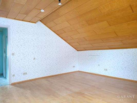 Wohnbereich mit Stauraum in der Schräge