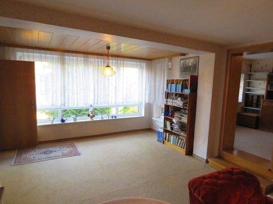 Wohnzimmer mit Panoramafenster im UG 