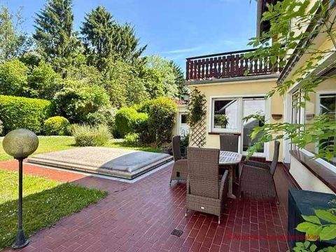 Terrasse mit geschlossenem Pool