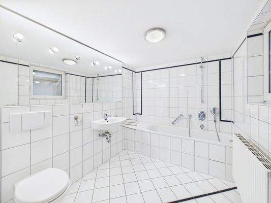 Badezimmer mit Wanne 