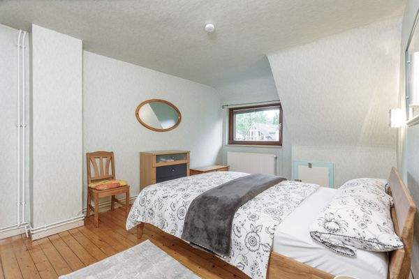 1 von 2 Schlafräumen oben.jpg