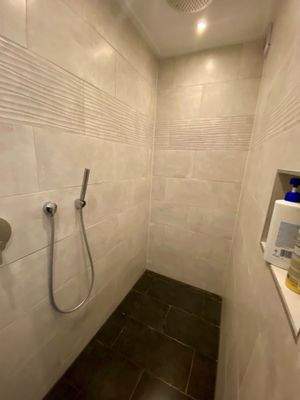 2. Bad im 1. OG, Dusche ebenerdig, Einbau 2020.jpg