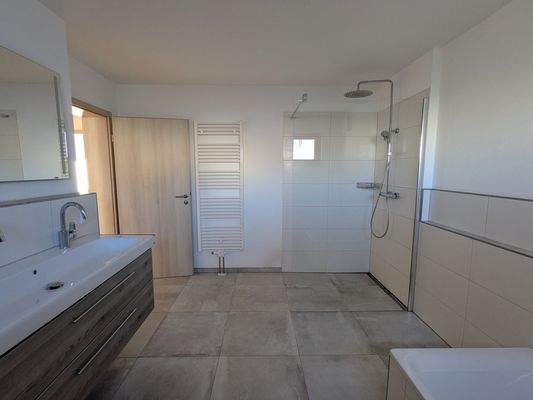 Bad mit Wanne und Dusche im OG