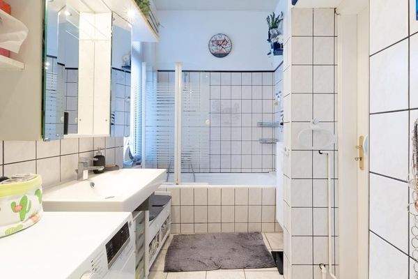 Hellgefliestes Vollbad