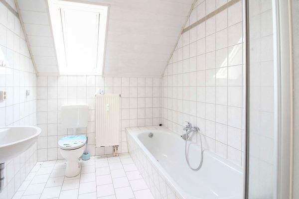 Bad mit Dusche und Badewanne