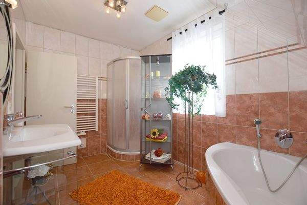 Das Bad mit Wanne und Dusche wurde ebenfalls aufwendig gestaltet