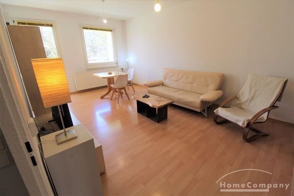 Wohnzimmer mit Sofa + Flat TV